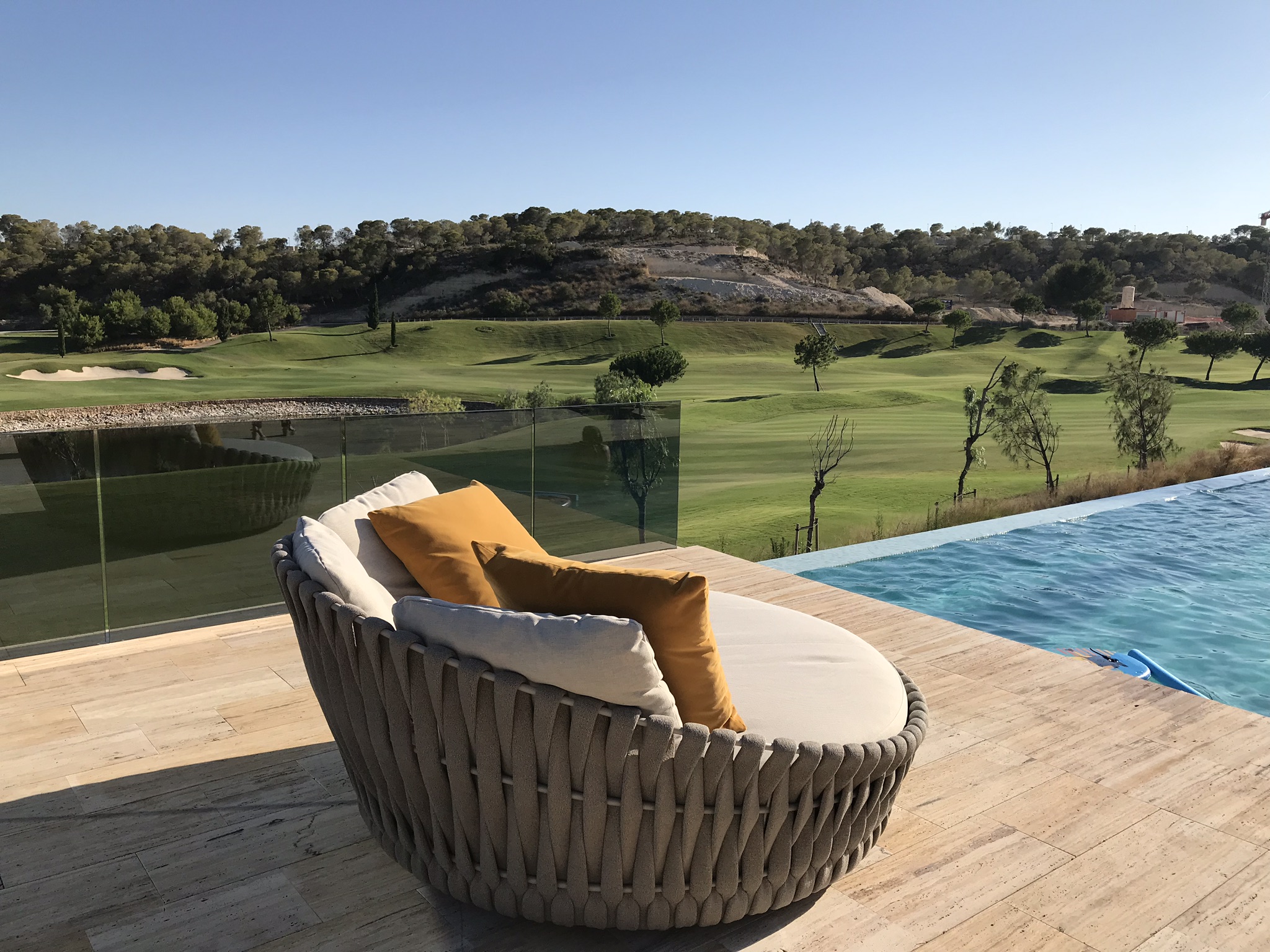 Terraza y piscina con vistas al entorno