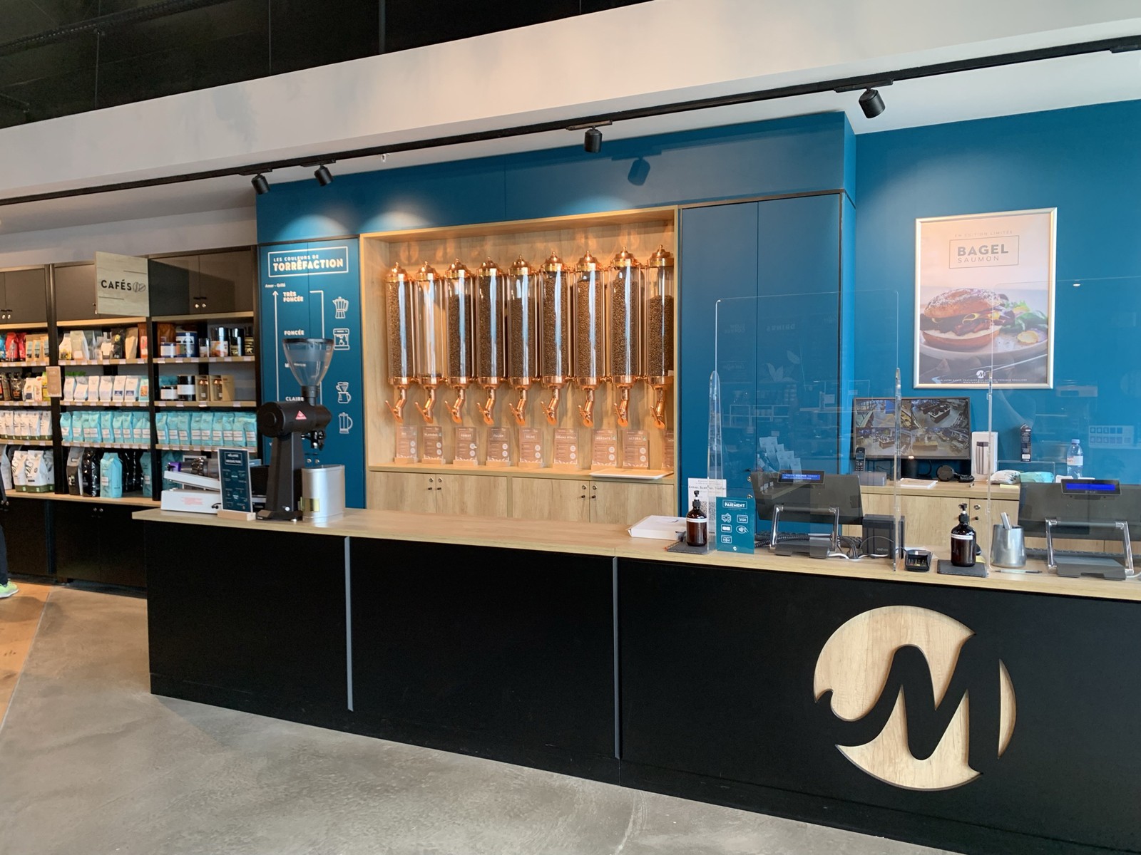 Mobiliario comercial ejecutado en una tienda de cafés en Francia