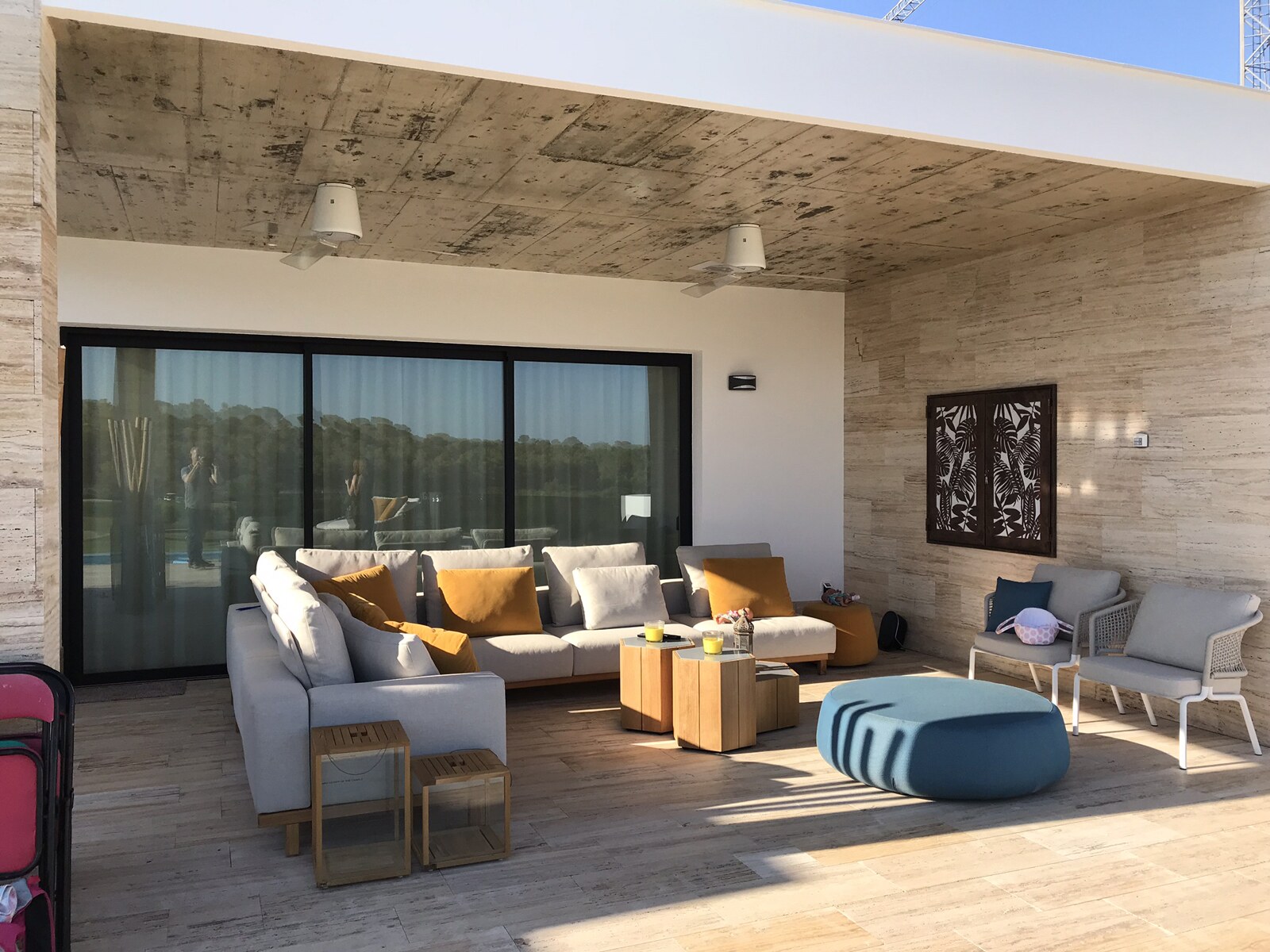 Fotografía de una vivienda unifamiliar terminada con zona exterior cubierta